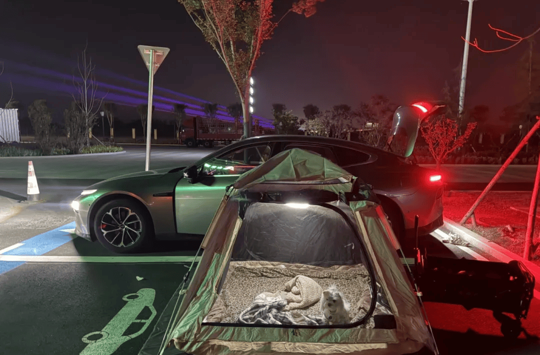 期间年轻人旅行掀起“帐篷过夜”热潮pg电子平台不住酒店住帐篷！国庆(图2)